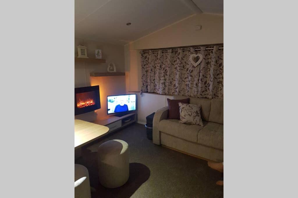 Stunning Deluxe 3 Bedroomed Caravan With Ch, Dg And Decking. * Blackpool