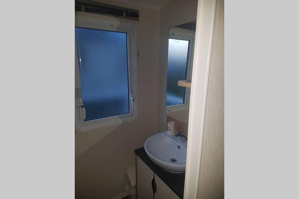 Holiday home Stunning Deluxe 3 Bedroomed Caravan With Ch, Dg And Decking. *