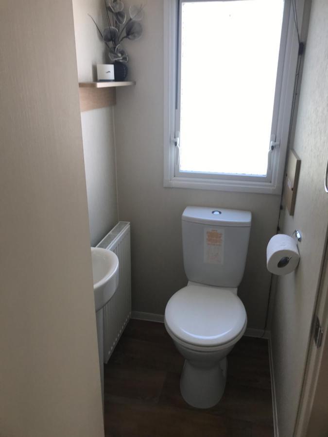 Stunning Deluxe 3 Bedroomed Caravan With Ch, Dg And Decking. Blackpool